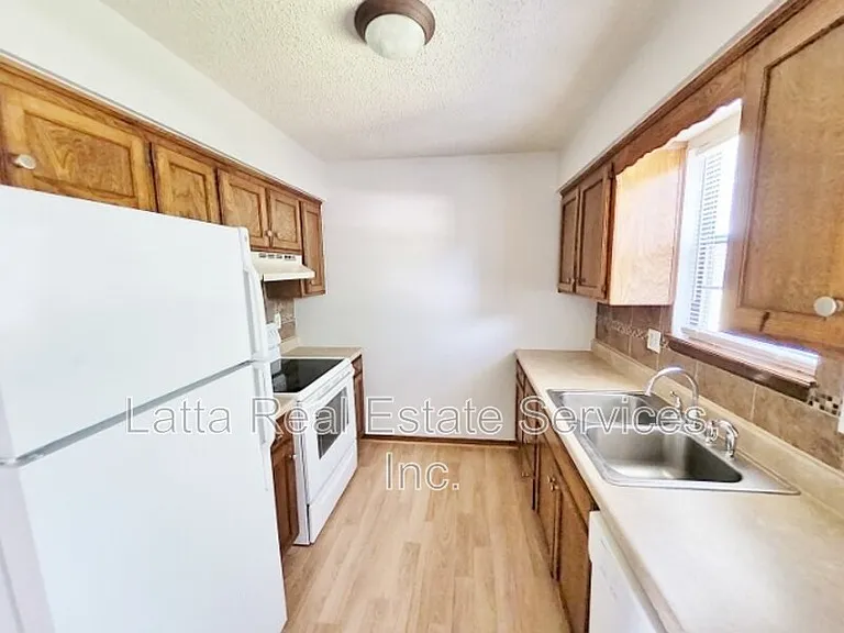 410 NW 3rd St — Photo 6
