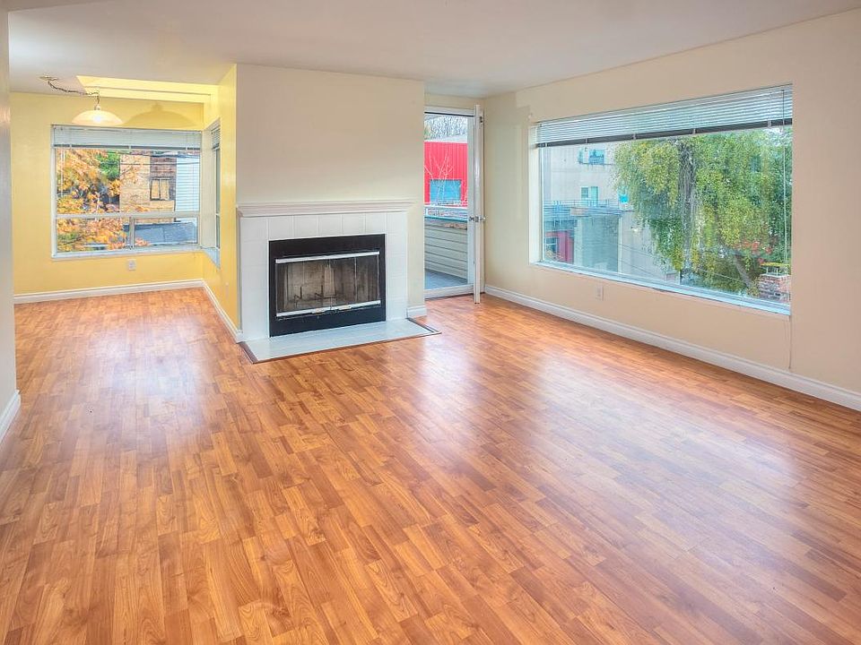 Living room, but present apt has eating area as part of living room i.o. a separate eating nook on this photo