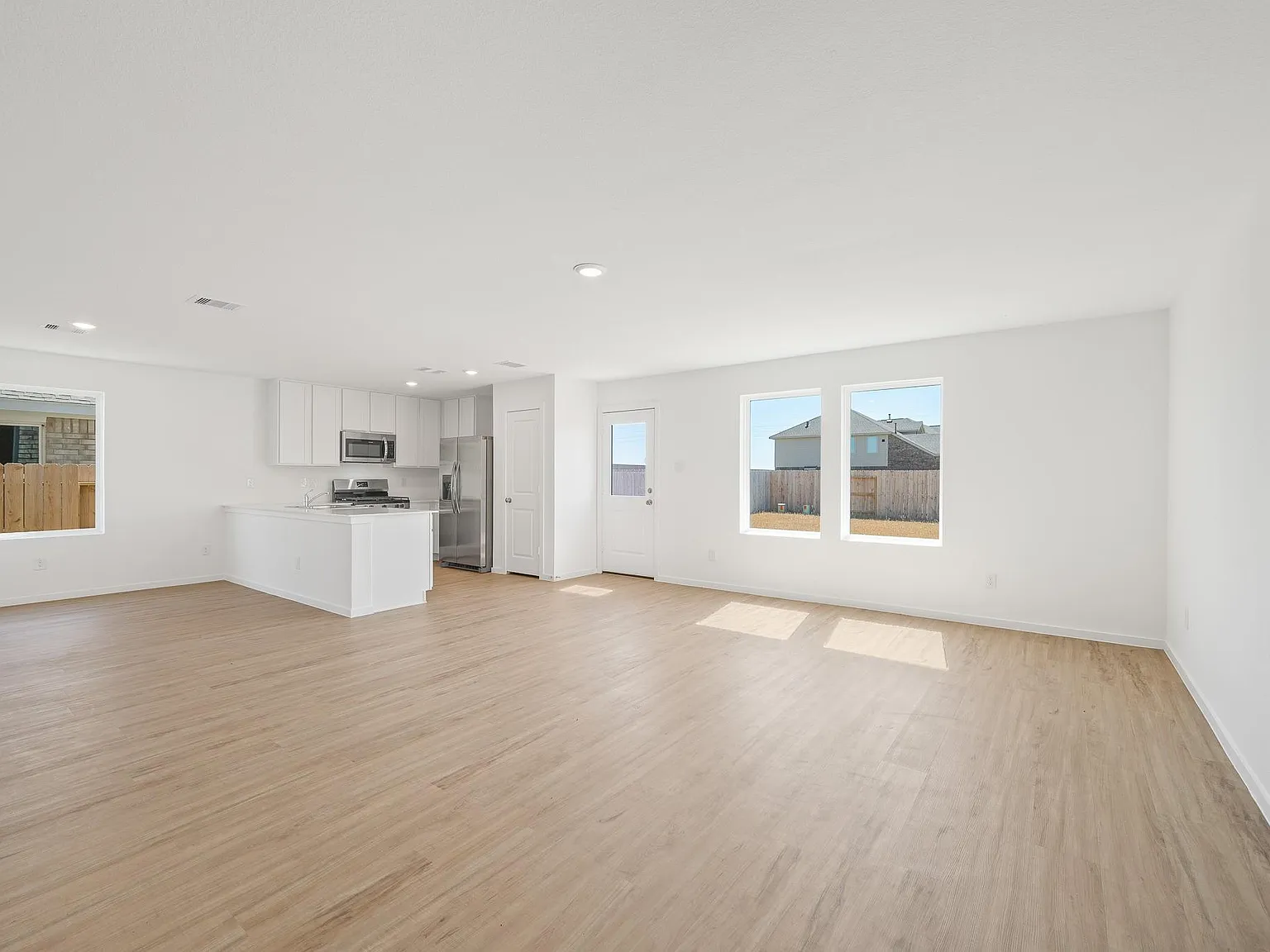4 bed, 2.5 bath, 2066 sqft, $2,075 — Photo 4