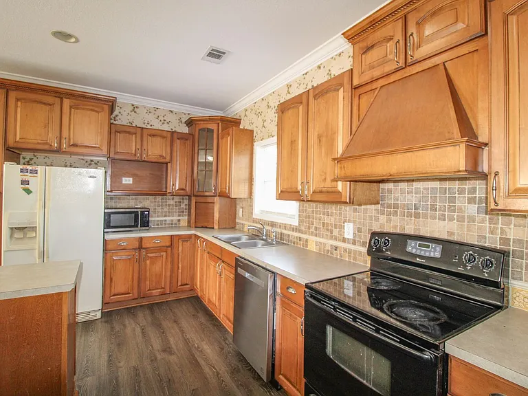 124 Meadows Ln — Photo 10