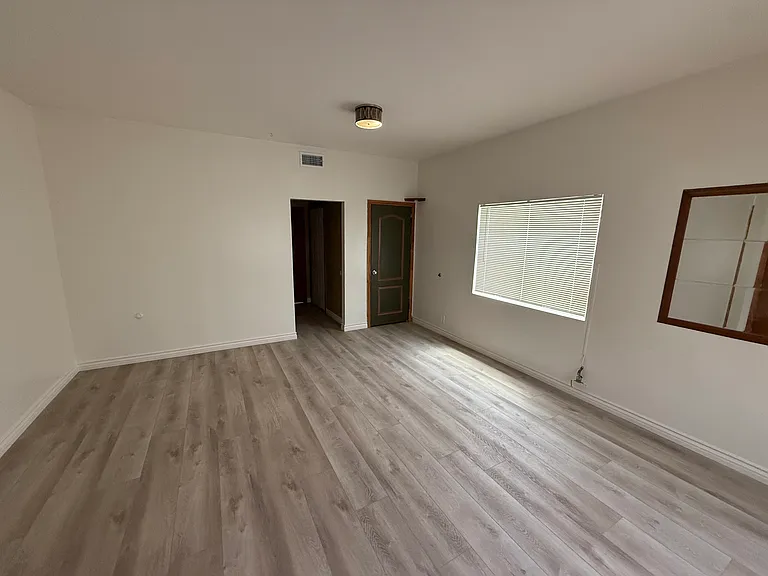 8930 S Vermont Ave — Photo 33