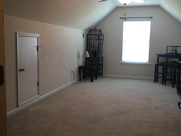 5th image of 330 Kenmore Park Dr