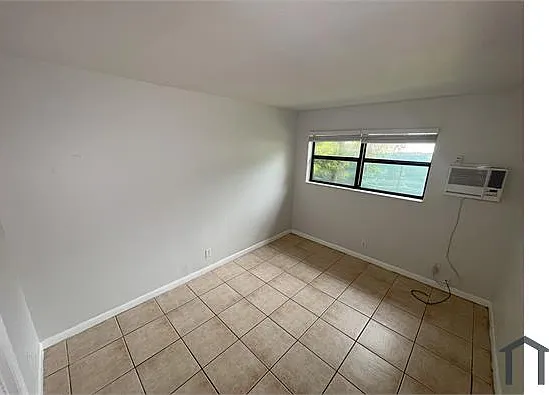 325 NW 15th St #7 — Photo 9