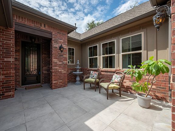 2nd image of 200 Lake Rim Cir