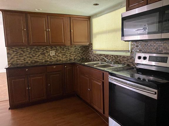 4th image of 2411 NE 2nd Terrace