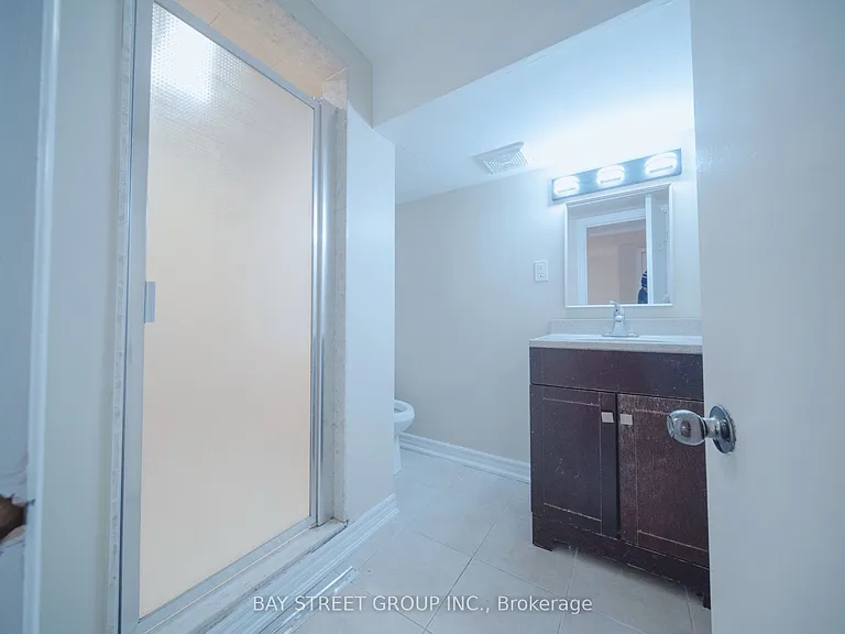 56 Corby Cres #LOWER — Photo 6