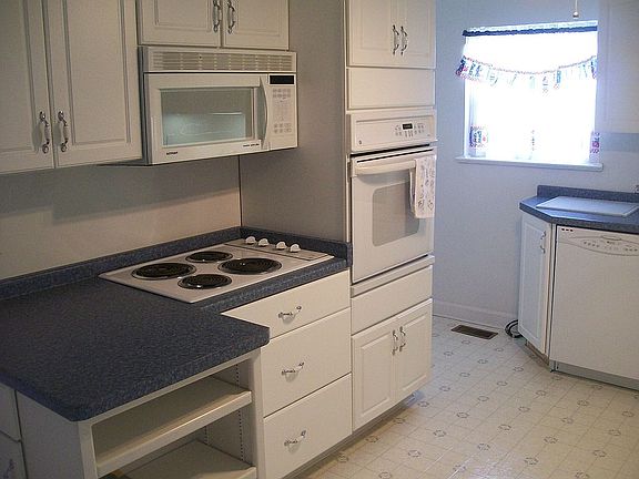 4th image of 368 Elmhurst St