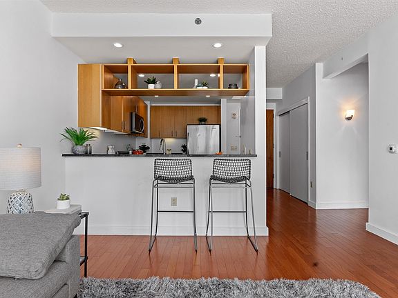 5th image of 1 Shore Ln APT 1009