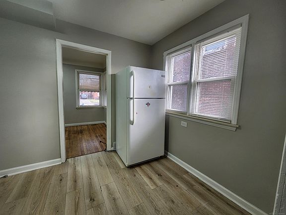 5th image of 15335 Vaughan St