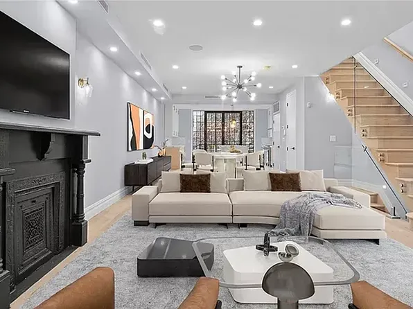 154 Cornelia Street image 1 of 10