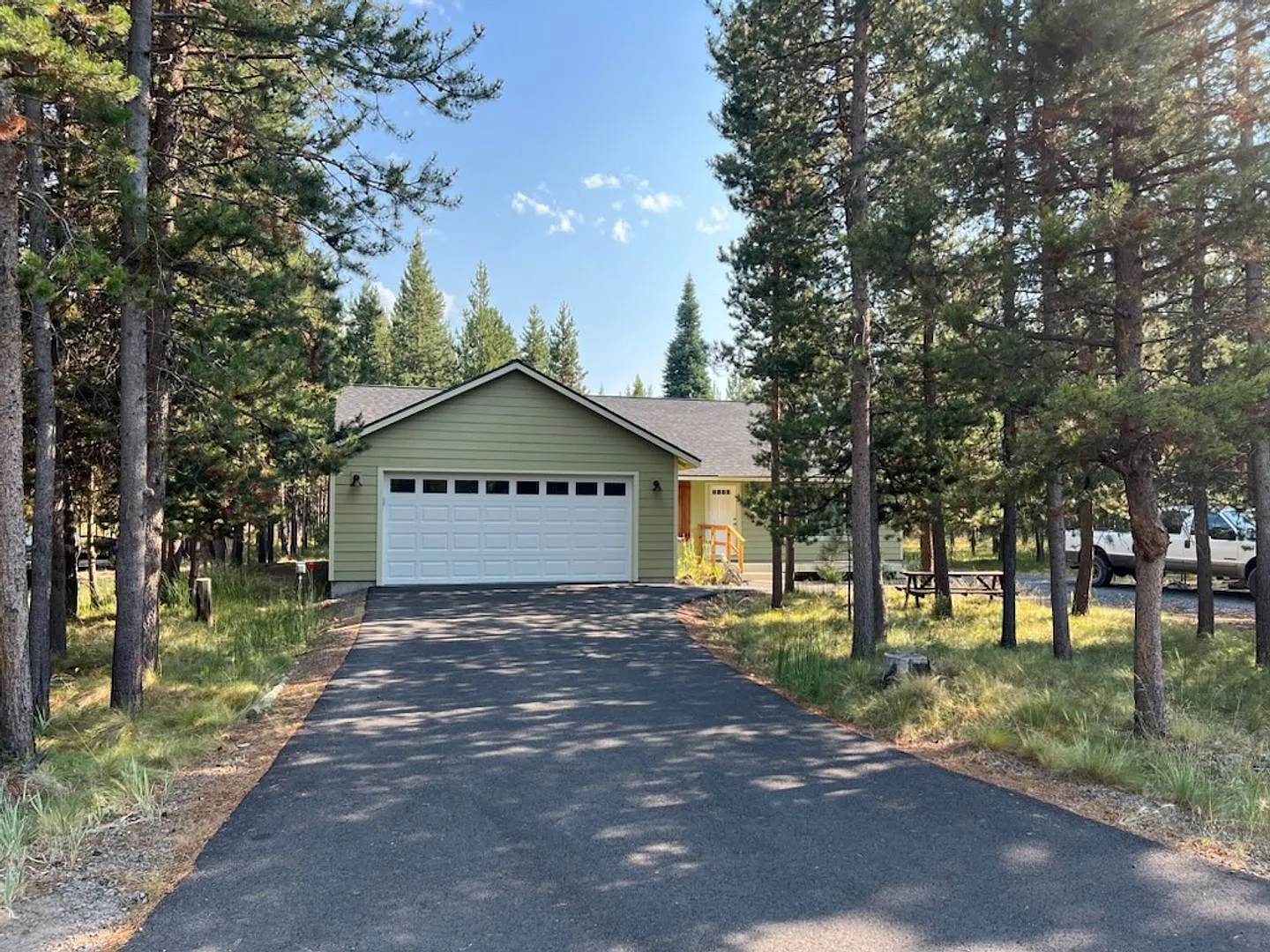 Custom Home Close to Big Deschutes — Photo 1
