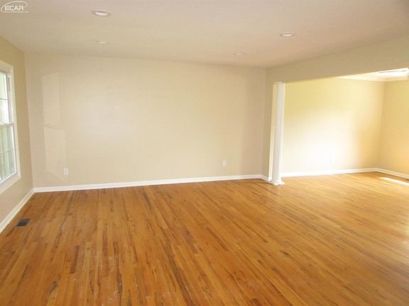 3rd image of 527 Boutell Dr