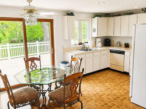 4th image of 100 Knowlton Ln