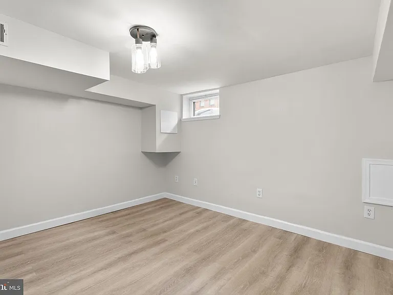 112 E Randall St — Photo 28