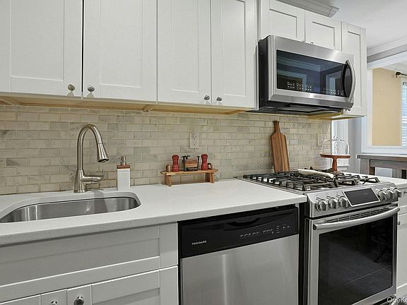 4th image of 15 Bryant Crescent #2G