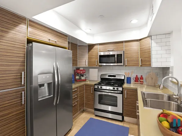 Edinburgh Courtyard by Wiseman