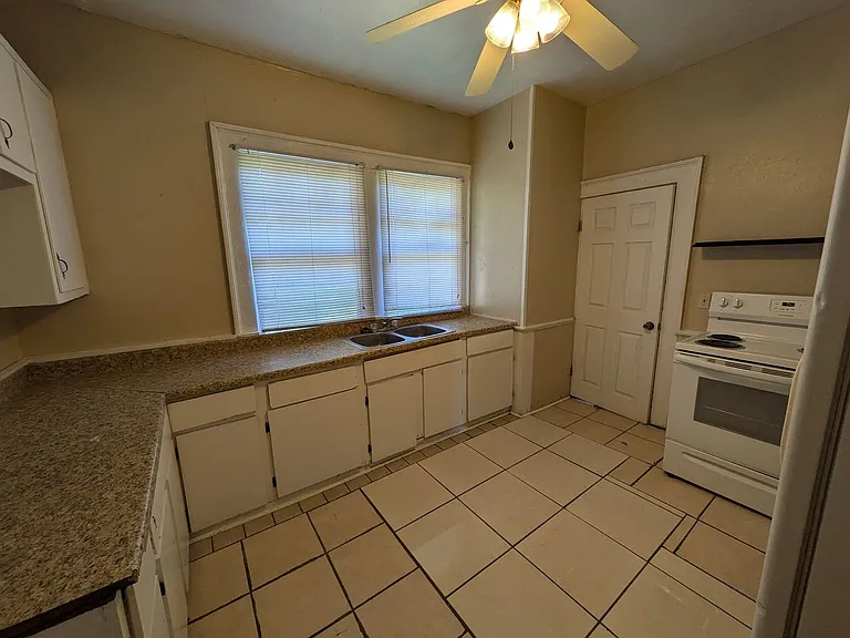 2229 Procter St — Photo 8