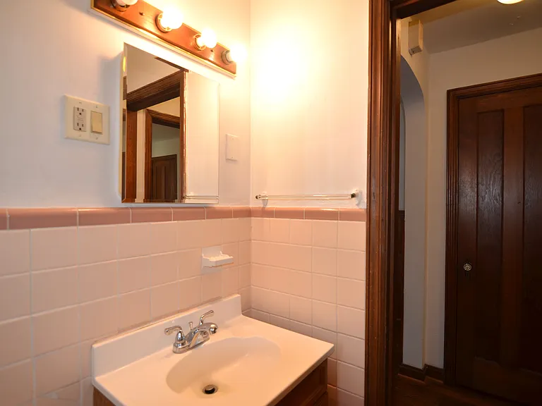 2553 Williams Ave #3 — Photo 9