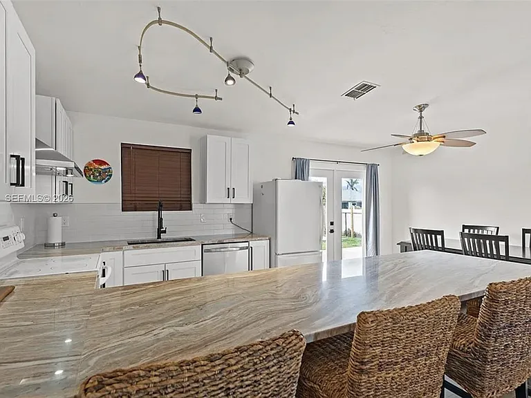 320 SE 26 Terrace Cpe — Photo 5