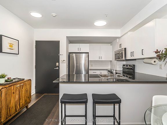 4th image of 539 Jarvis St #Penthouse 7