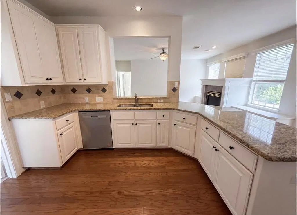 4 bed, 2645 sqft, $2,200 — Photo 4