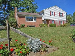 54 Meadow View Dr, Leola, PA 17540