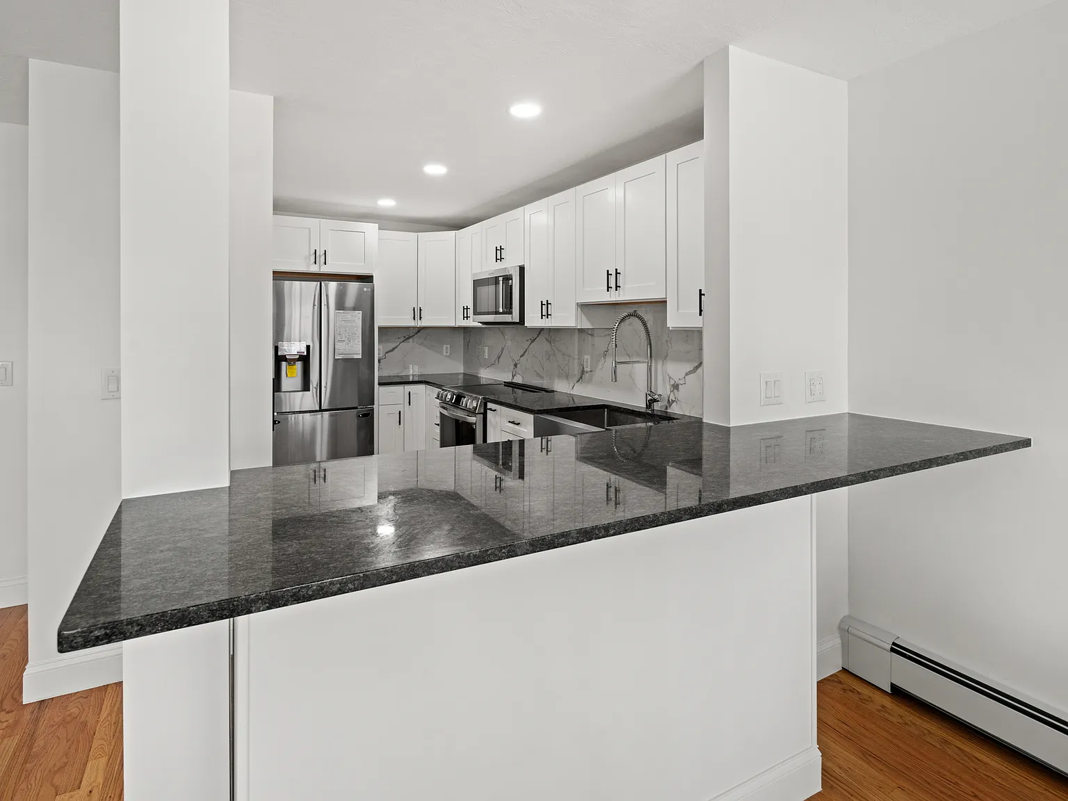 2 bed, 1.5 bath, 1070 sqft, $4,150 — Photo 3