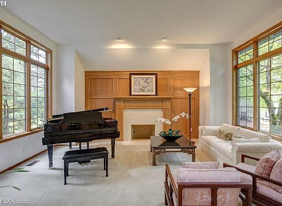 4th image of 2625 Surrey Ln
