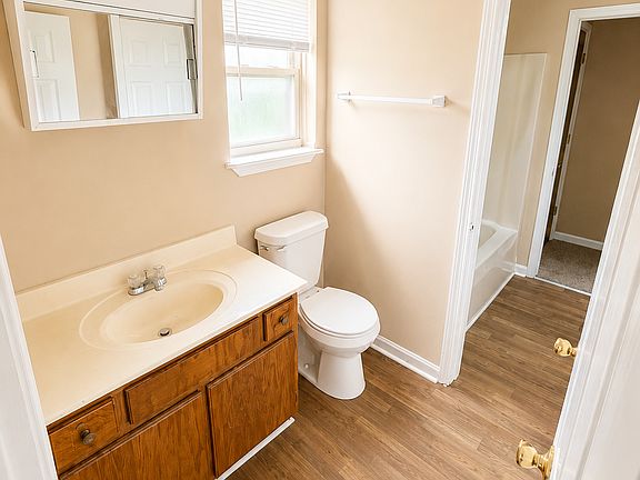 4th image of 902 Camelot Ct