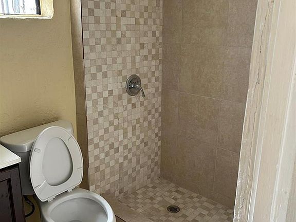 3rd image of 371 Banyan Ave