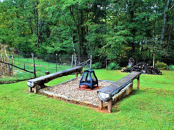 5th image of 605 Mountain Meadow Dr