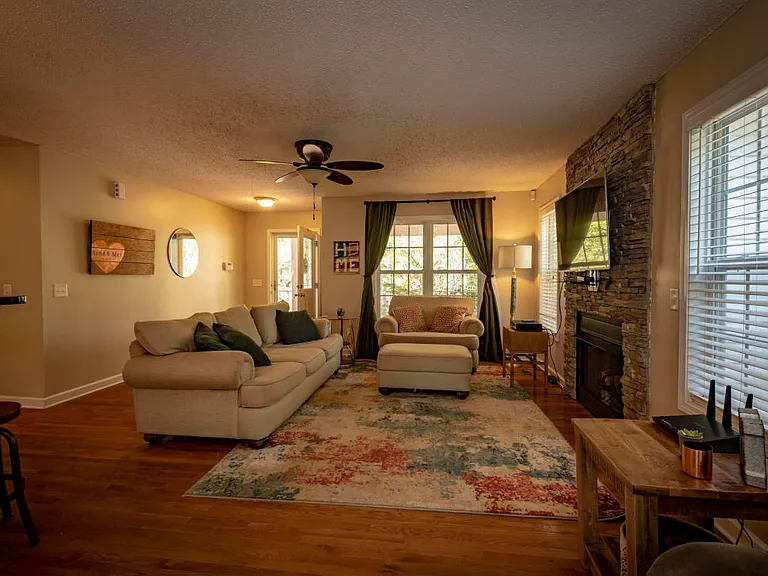 440 Spring Lake Dr — Photo 7