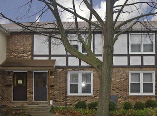 1738 Pickwick Ln, Glenview, IL 60026