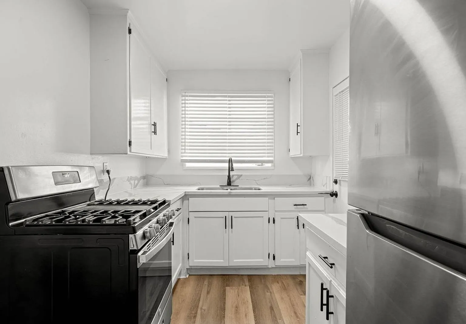 2 bed, 1.0 bath, 825 sqft, $2,026 — Photo 2