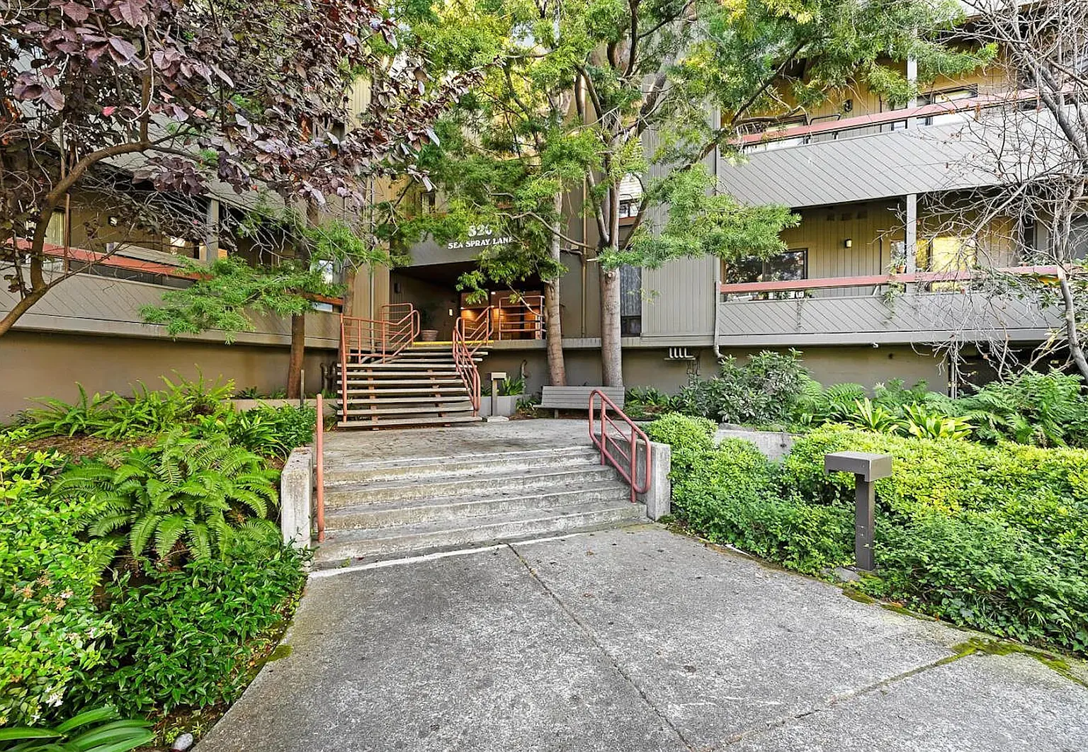 820 Sea Spray Ln — Photo 3
