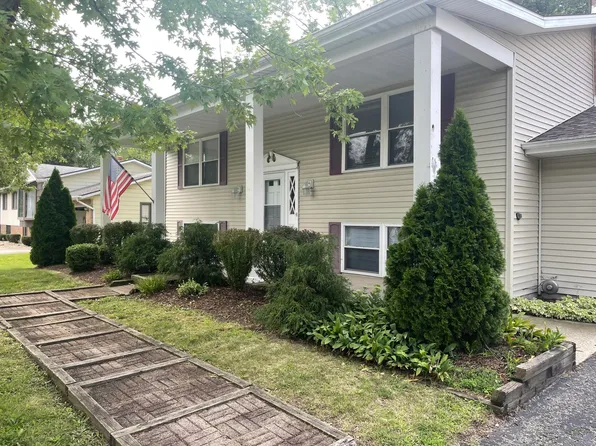 302 Green Acres Dr, Valparaiso, IN 46383