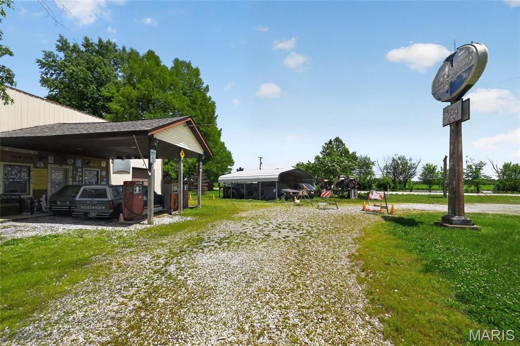 1016 S Madison St, Staunton, IL - View 3