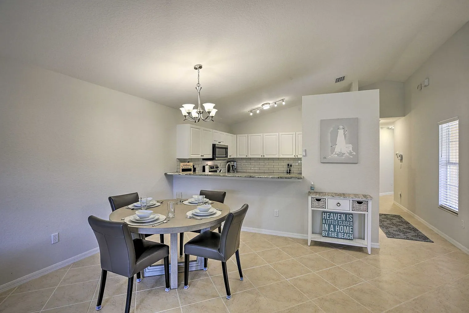 3 bed, 2.0 bath, 1571 sqft, $5,064 — Photo 3