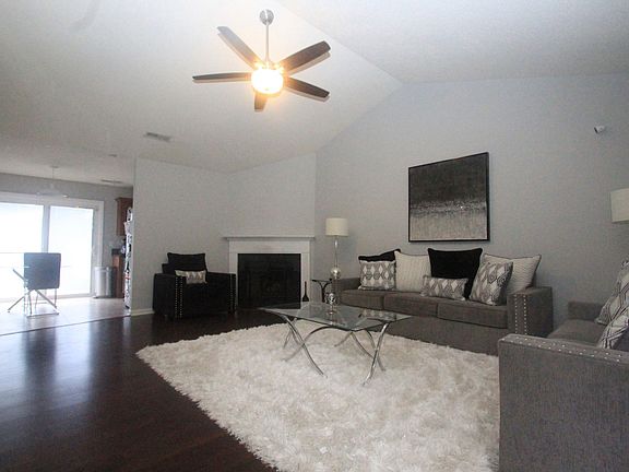 Living room w/fireplace