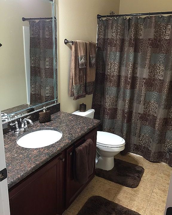 Bathroom with tub/shower com