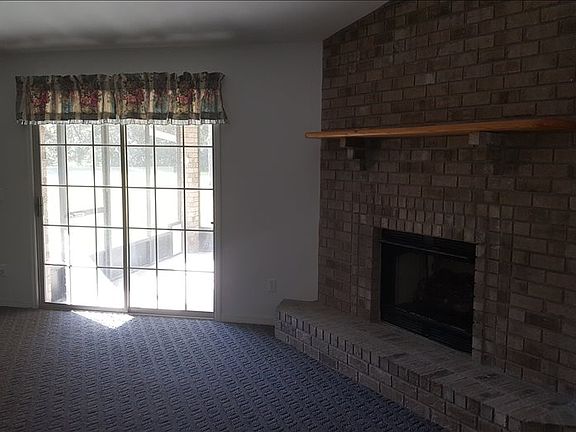 3rd image of 442 SW Cross Pointe Ct
