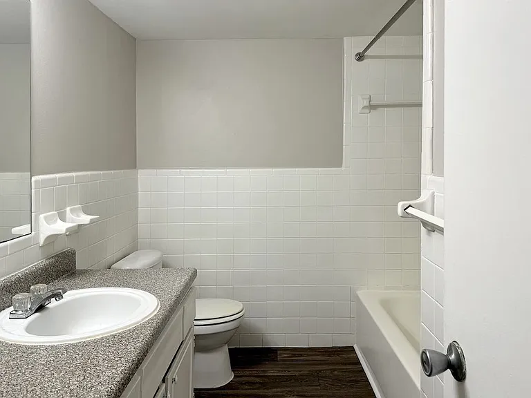 Spring Lake Cove Apartments — Photo 26