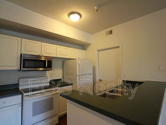 3rd image of 5524 Metrowest Blvd Unit 105