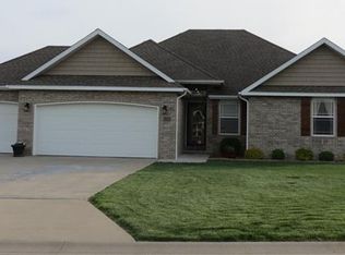 21720 Lombardo Ln, Peculiar, MO 64078