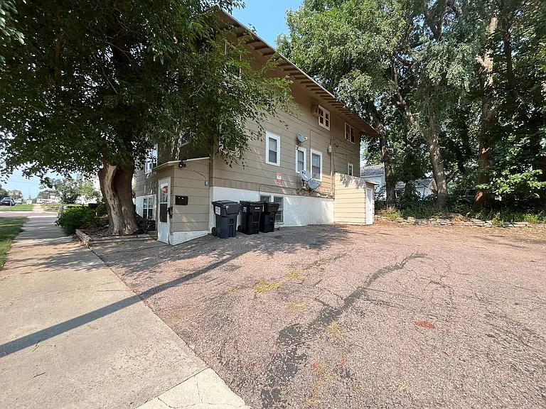 925 W 12th St — Photo 3