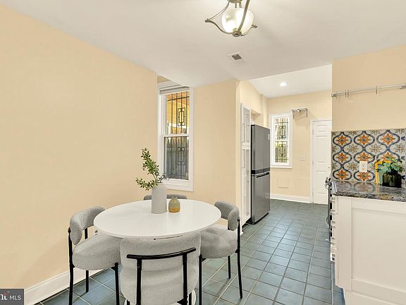 5th image of 1115 Holbrook Ter NE
