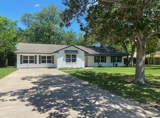 105 Persimmon St, Lake Jackson, TX 77566