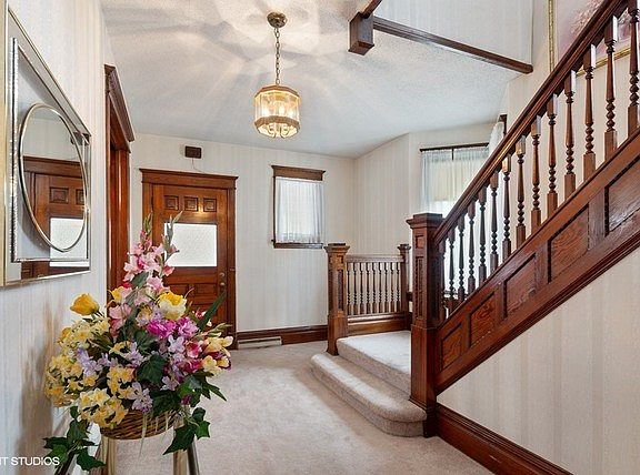 Spacious foyer to welcome you and your guests!