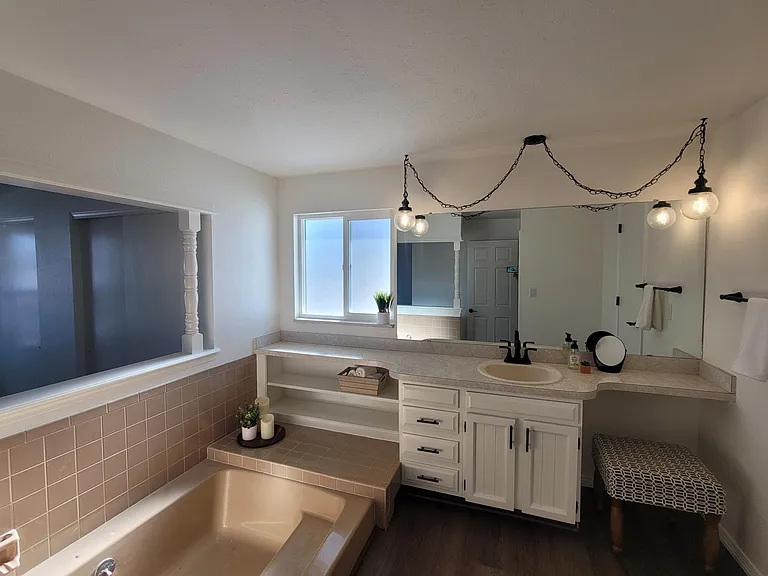 Primary bedroom en-suite