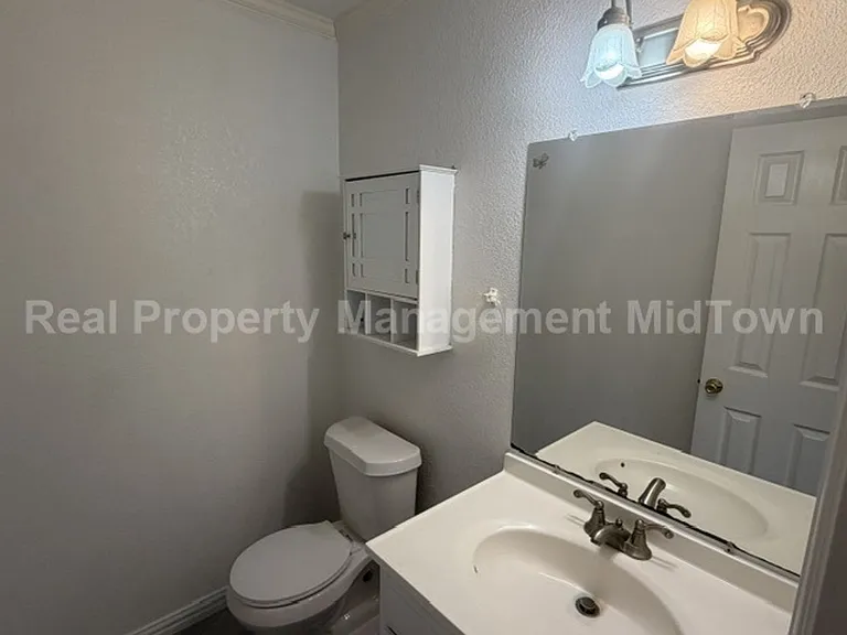 1301 Burleson St — Photo 9